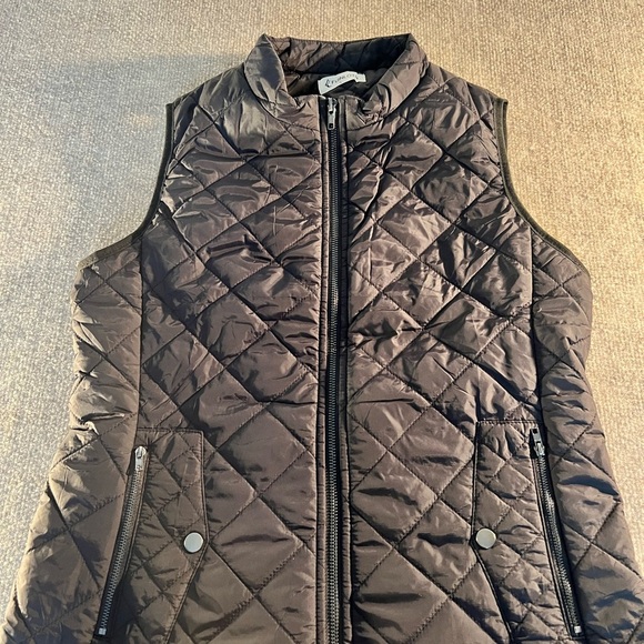 Quilted Black Vest with Zipper Pockets - Picture 1 of 5